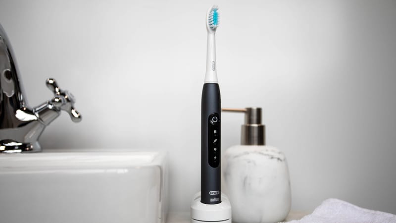 Oral-B Pulsonic Slim Luxe 4500 Periuță de dinți electrică sonică, 2 perii de schimb, 3 moduri de curățare pentru îngrijirea dentară și gingii sănătoase, husă de călătorie, proiectată de Braun, negru mat