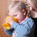 Hoppediz, plastic, ceașcă de băut CamoCup potrivită pentru toți bebelușii să învețe să bea, precum și pentru copiii și adulții cu limitări senzoriomotorii, antracit
