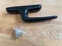 Amig - maner pentru geamuri rotite sau basculante, cu baza din aluminiu si capac PVC negru, cu prindere cu surub ascuns | 17,10 x 7,60 cm x înălțime 2,40 mm - Fără știft pătrat